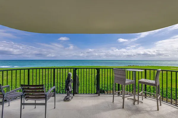 a view of building with yard