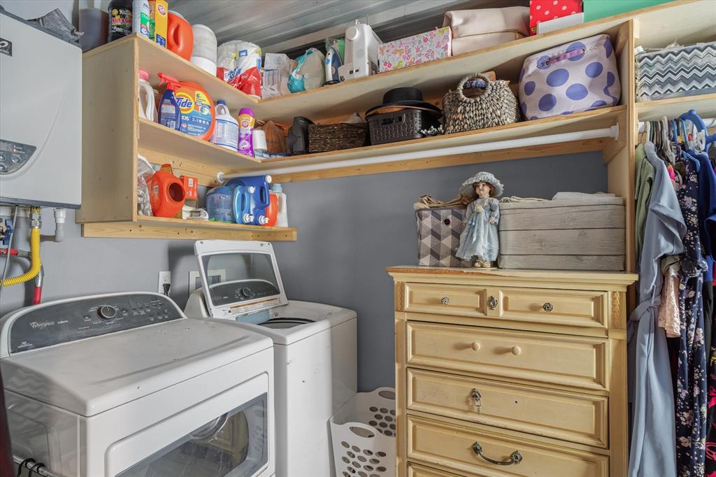 503 South Houston Street Edgewood, TX 75117 - Photo 11 of 31 a utility room with dryer and washer