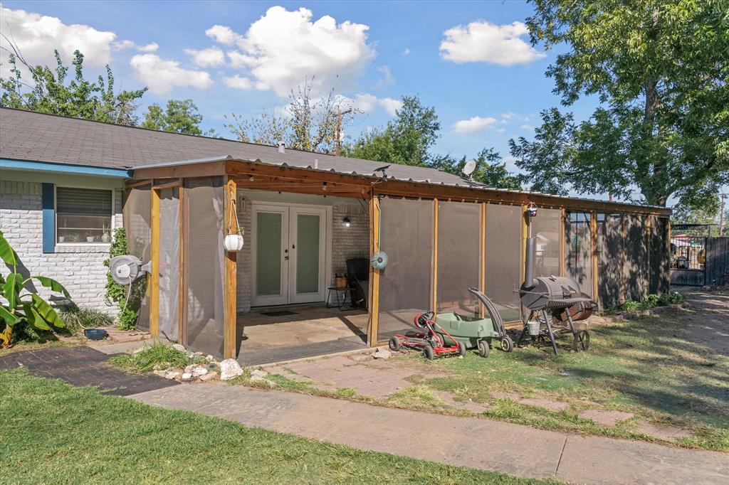 503 South Houston Street Edgewood, TX 75117 - Photo 22 of 31 a view of a barn house