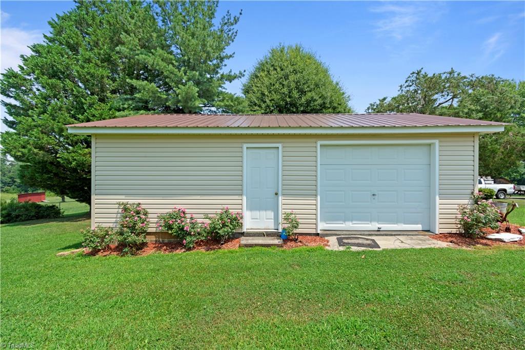 375 South Franklin Road Mount Airy, NC 27030 - Photo 12 of 30 Gallery Image 12