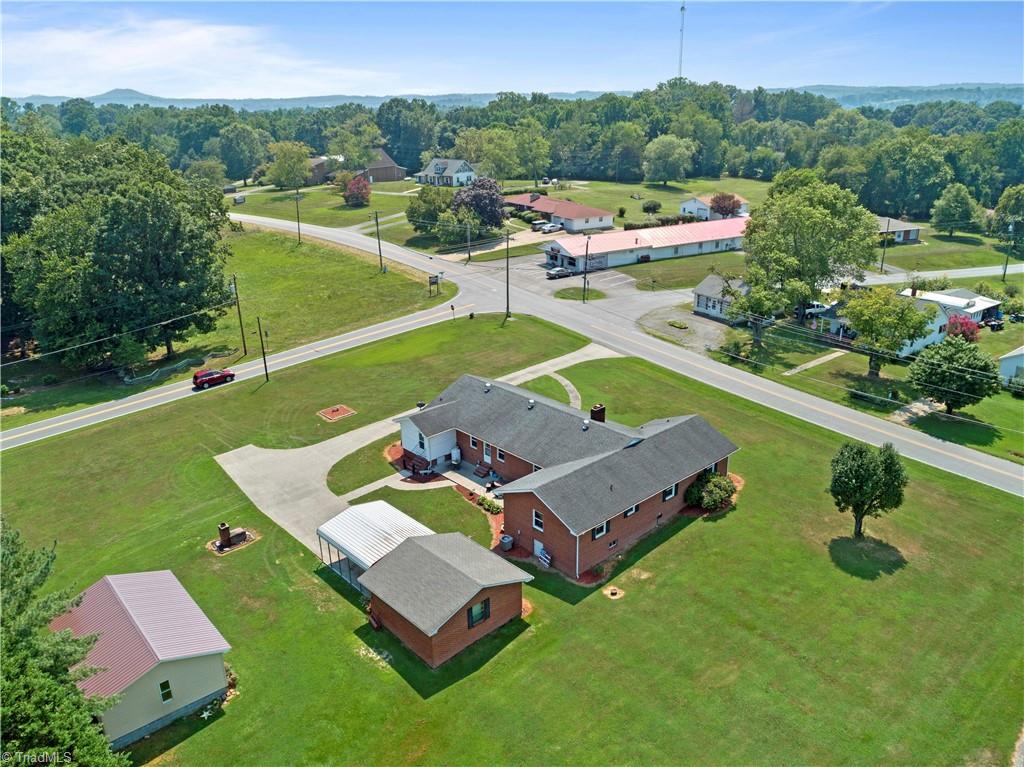 375 South Franklin Road Mount Airy, NC 27030 - Photo 3 of 30 Gallery Image 3