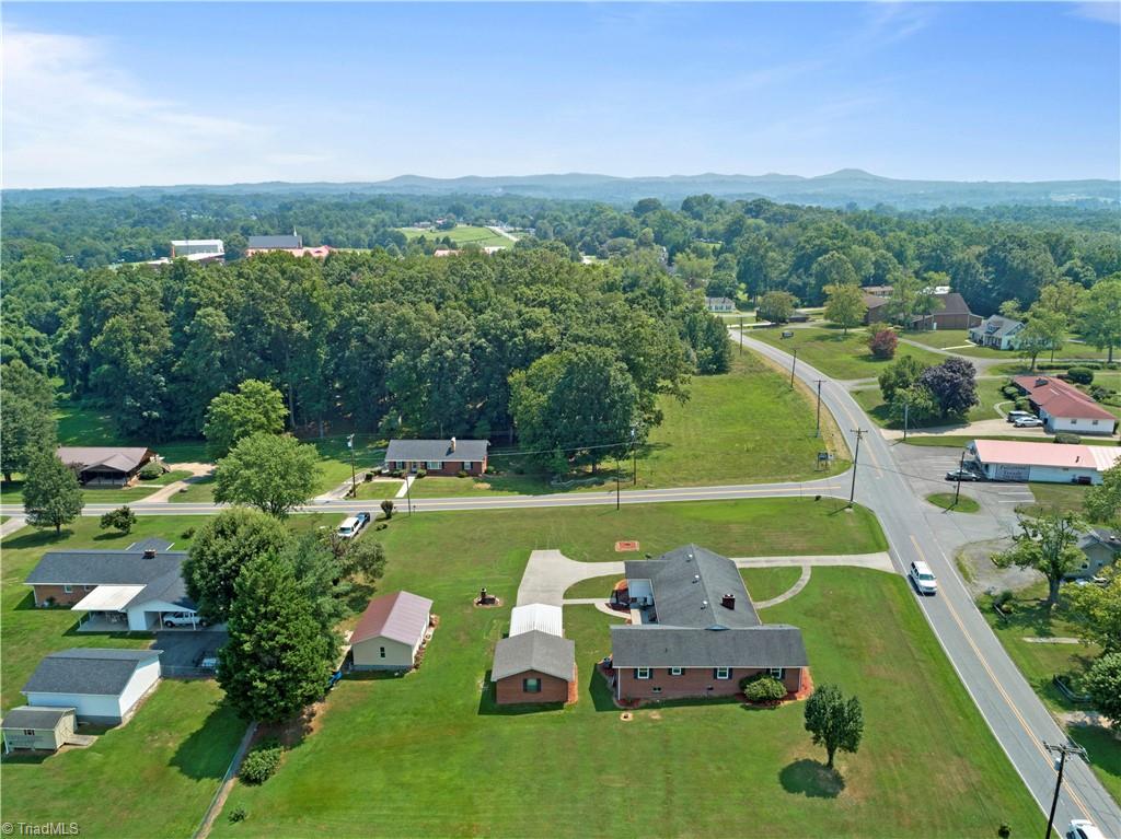 375 South Franklin Road Mount Airy, NC 27030 - Photo 4 of 30 Gallery Image 4