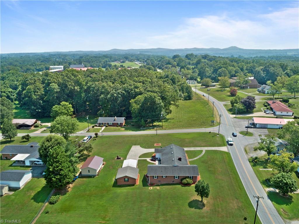 375 South Franklin Road Mount Airy, NC 27030 - Photo 5 of 30 Gallery Image 5
