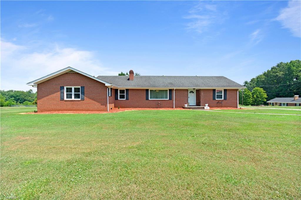 375 South Franklin Road Mount Airy, NC 27030 - Photo 6 of 30 Gallery Image 6