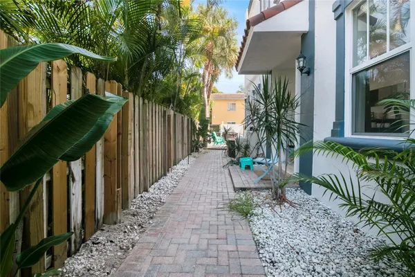 $5,900 | 732 Northeast 15th Avenue, Fort Lauderdale, FL 33304