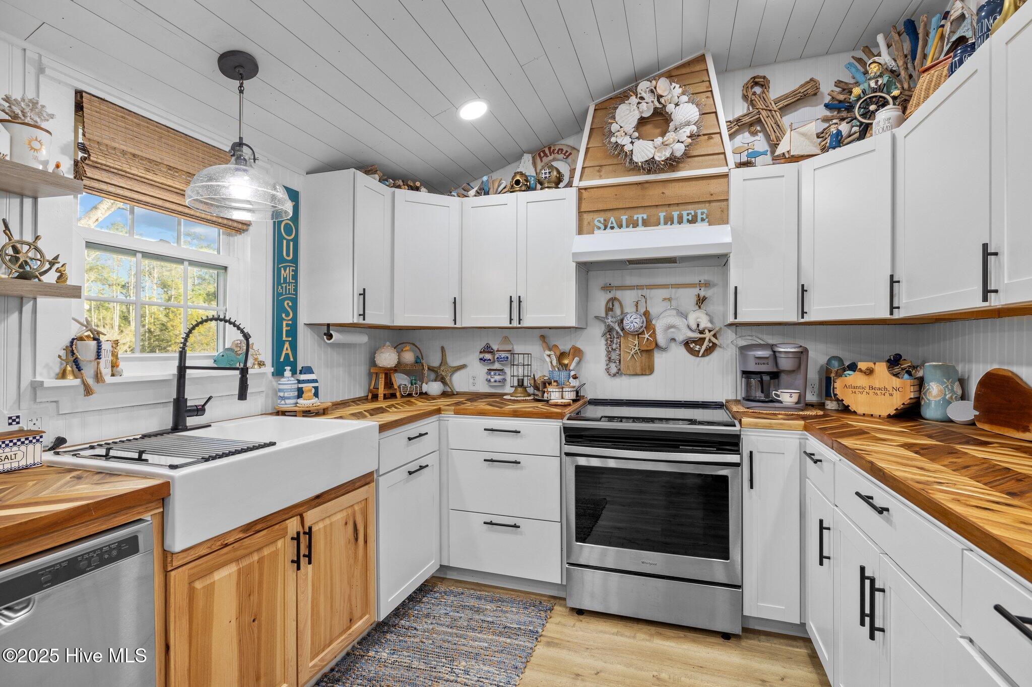 190 Arrington Road Beaufort, NC 28516 - Photo 4 of 33 Kitchen
