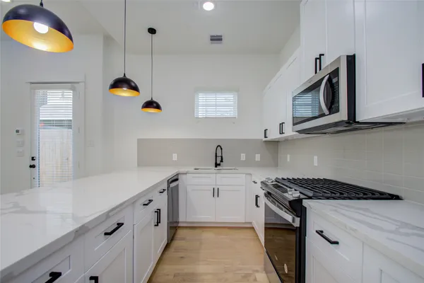 $2,700 | 3206 Live Oak Street, Houston, TX 77004