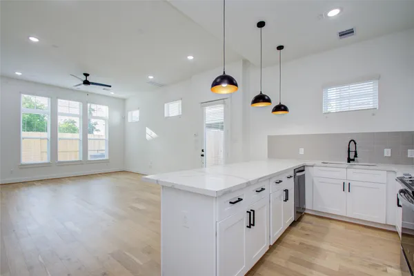 $2,700 | 3206 Live Oak Street, Houston, TX 77004