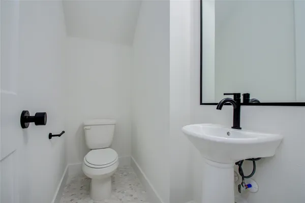 $2,700 | 3206 Live Oak Street, Houston, TX 77004