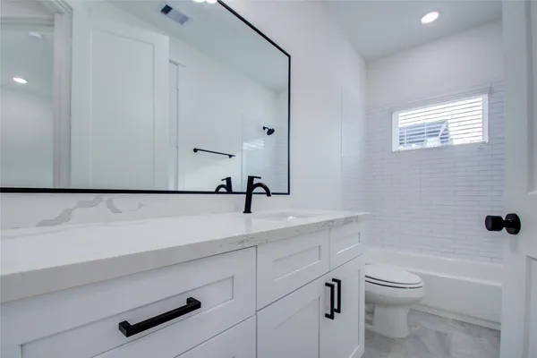 $2,700 | 3206 Live Oak Street, Houston, TX 77004