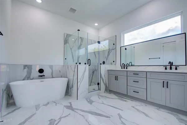 $2,700 | 3206 Live Oak Street, Houston, TX 77004