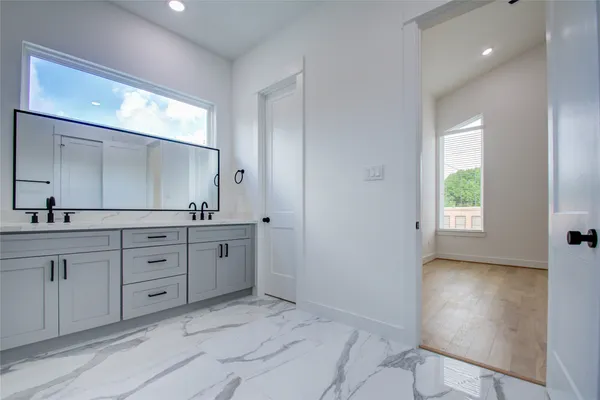 $2,700 | 3206 Live Oak Street, Houston, TX 77004