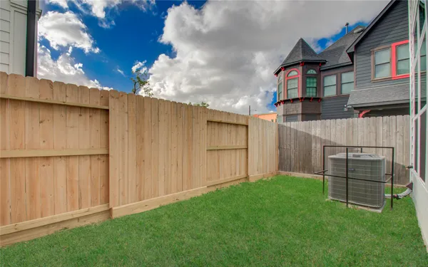 $2,700 | 3206 Live Oak Street, Houston, TX 77004