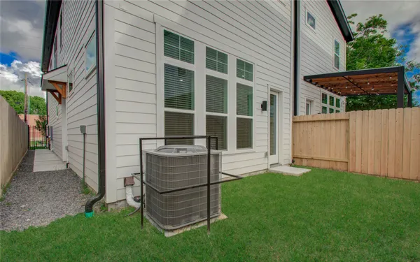 $2,700 | 3206 Live Oak Street, Houston, TX 77004
