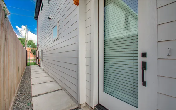 $2,700 | 3206 Live Oak Street, Houston, TX 77004