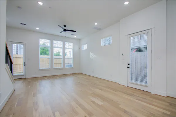 $2,700 | 3206 Live Oak Street, Houston, TX 77004