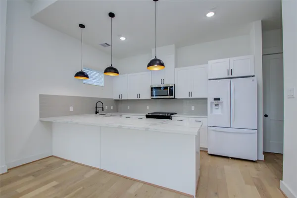 $2,700 | 3206 Live Oak Street, Houston, TX 77004