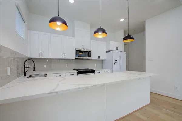 $2,700 | 3206 Live Oak Street, Houston, TX 77004