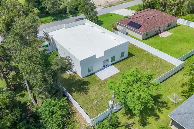 a view of a backyard