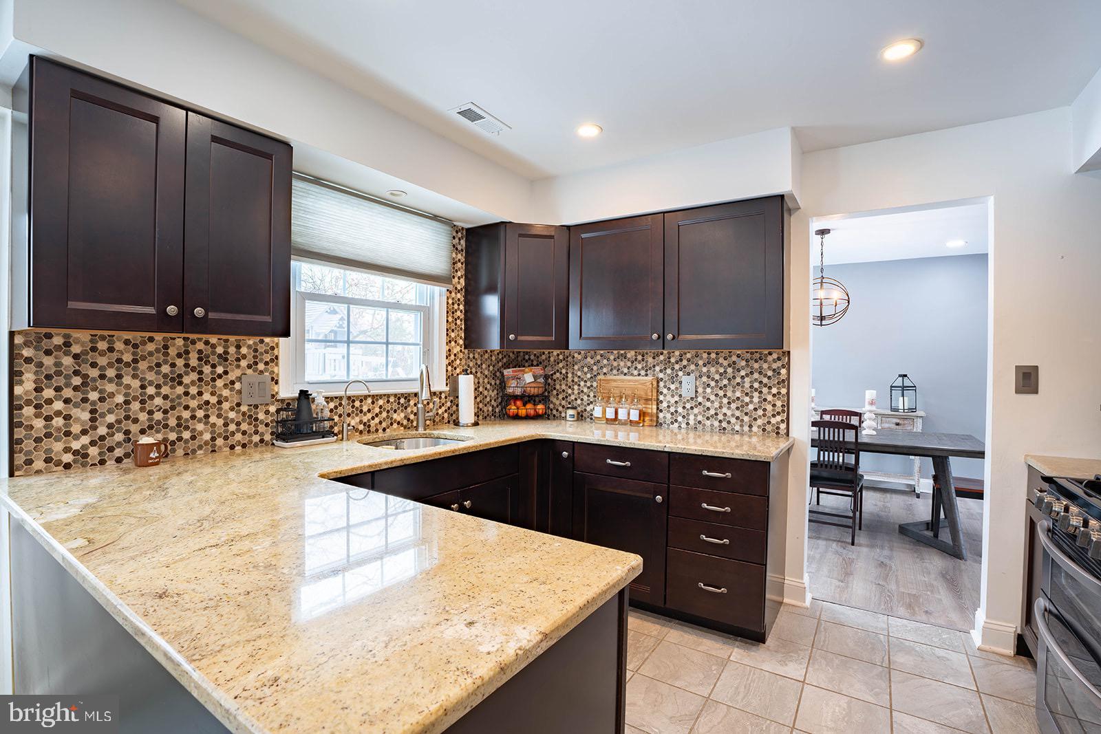 601 Tallowood Lane Mount Laurel, NJ 08054 - Photo 9 of 43 Modern kitchen with elegant granite countertops.