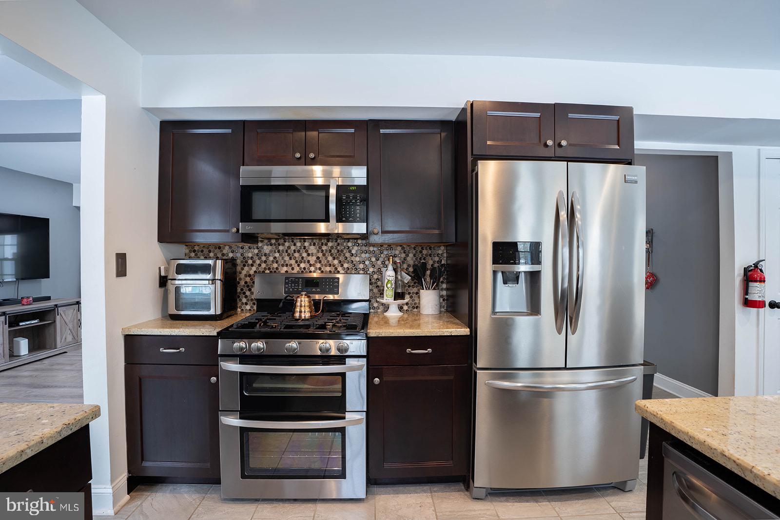 601 Tallowood Lane Mount Laurel, NJ 08054 - Photo 10 of 43 Modern kitchen with sleek appliances.