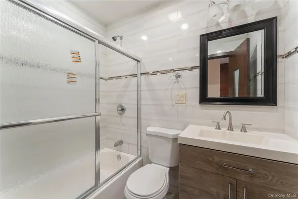 $3,200 | 228-20 Edgewood Avenue, Unit 2 | Brookville