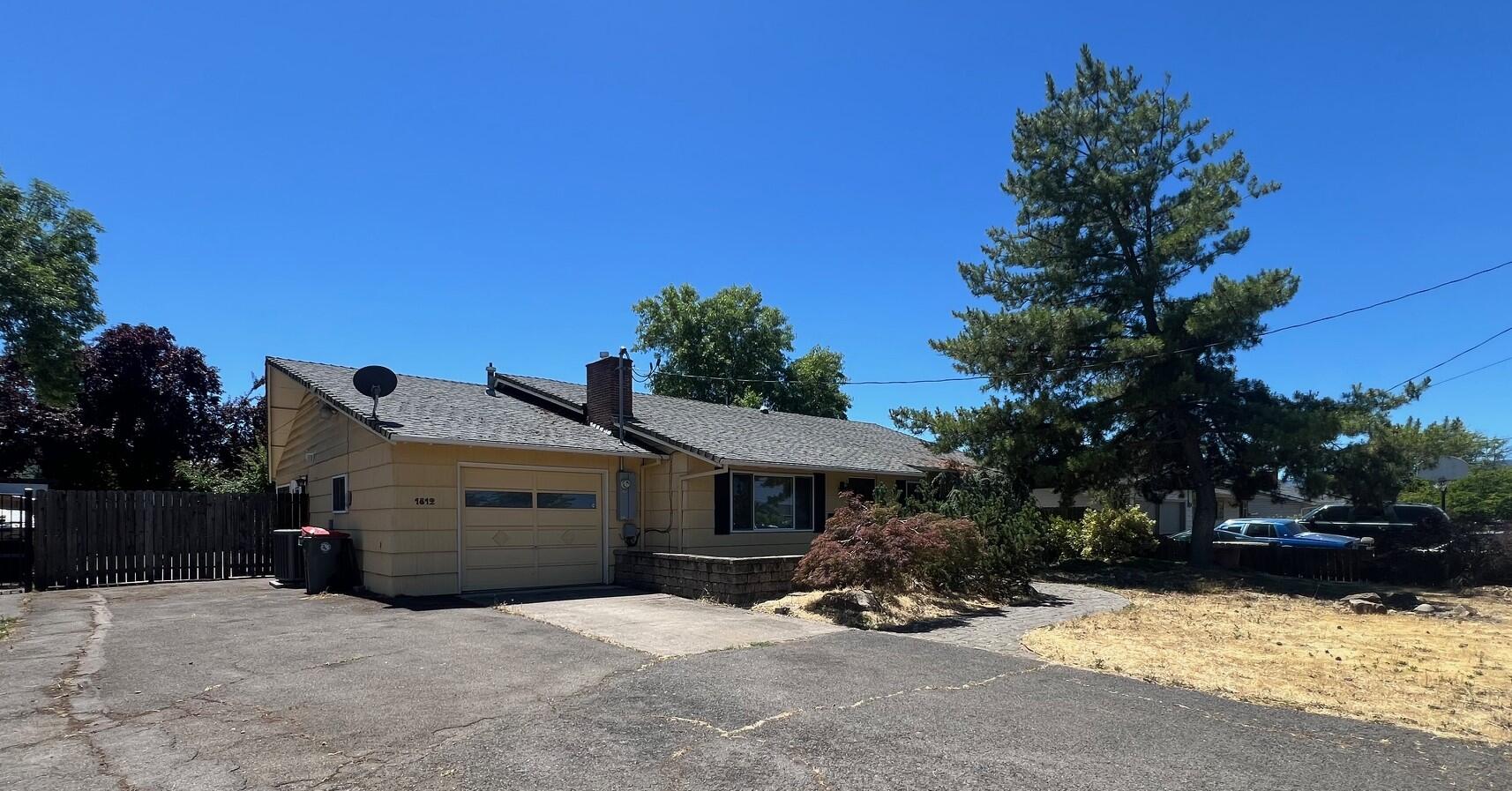 1812 Roberts Road Medford, OR 97504 - Photo 1 of 31 Lead Photo