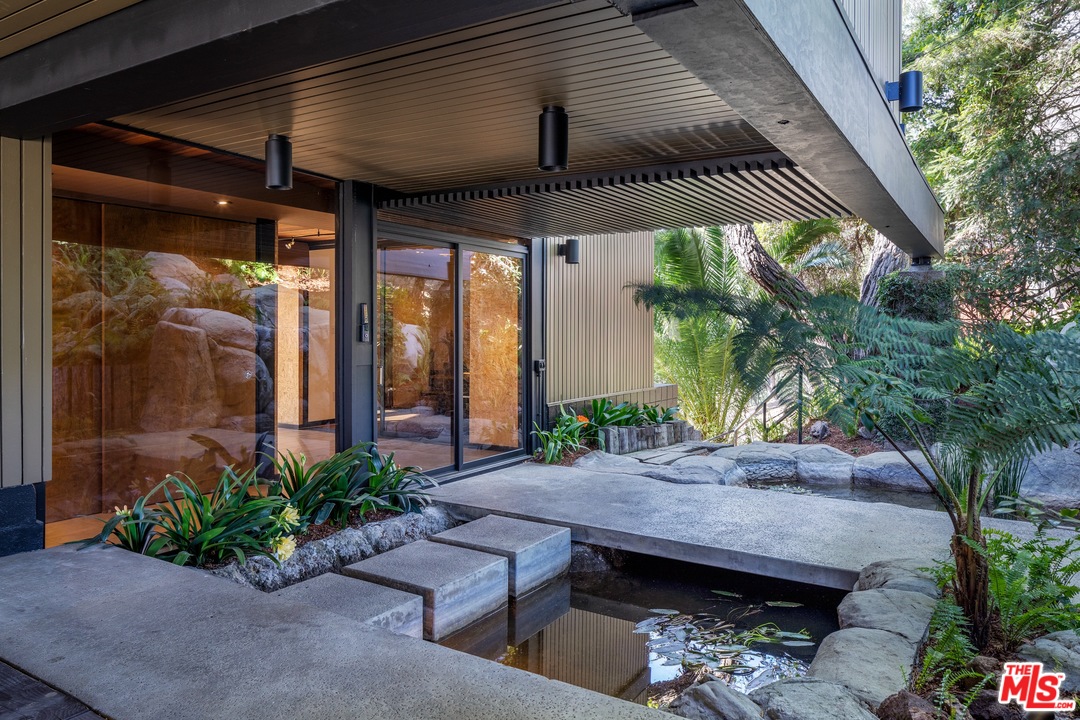 1249 North Tigertail Road Los Angeles, CA 90049 - Photo 2 of 26 Gallery Image 2