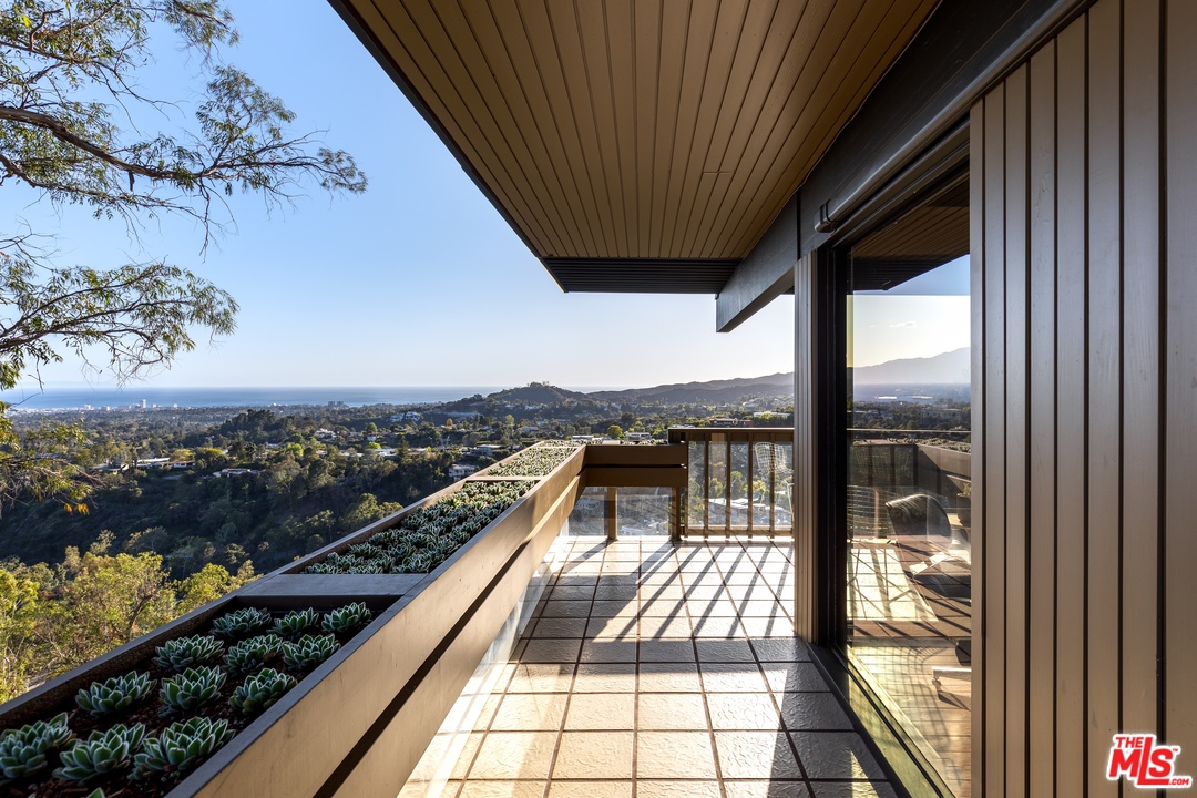 1249 North Tigertail Road Los Angeles, CA 90049 - Photo 12 of 26 Gallery Image 12