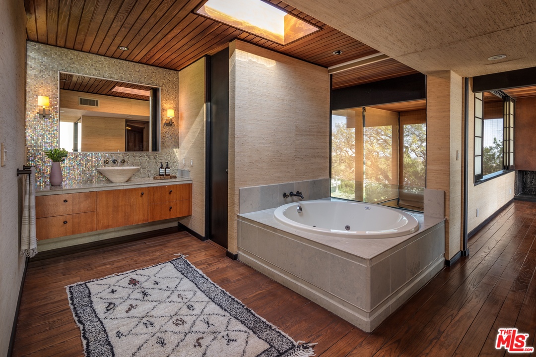 1249 North Tigertail Road Los Angeles, CA 90049 - Photo 13 of 26 Gallery Image 13