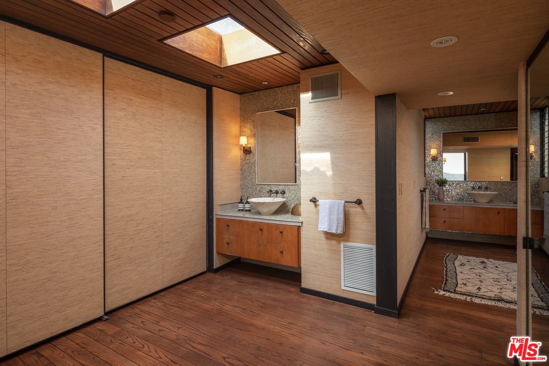 1249 North Tigertail Road Los Angeles, CA 90049 - Photo 14 of 26 Gallery Image 14