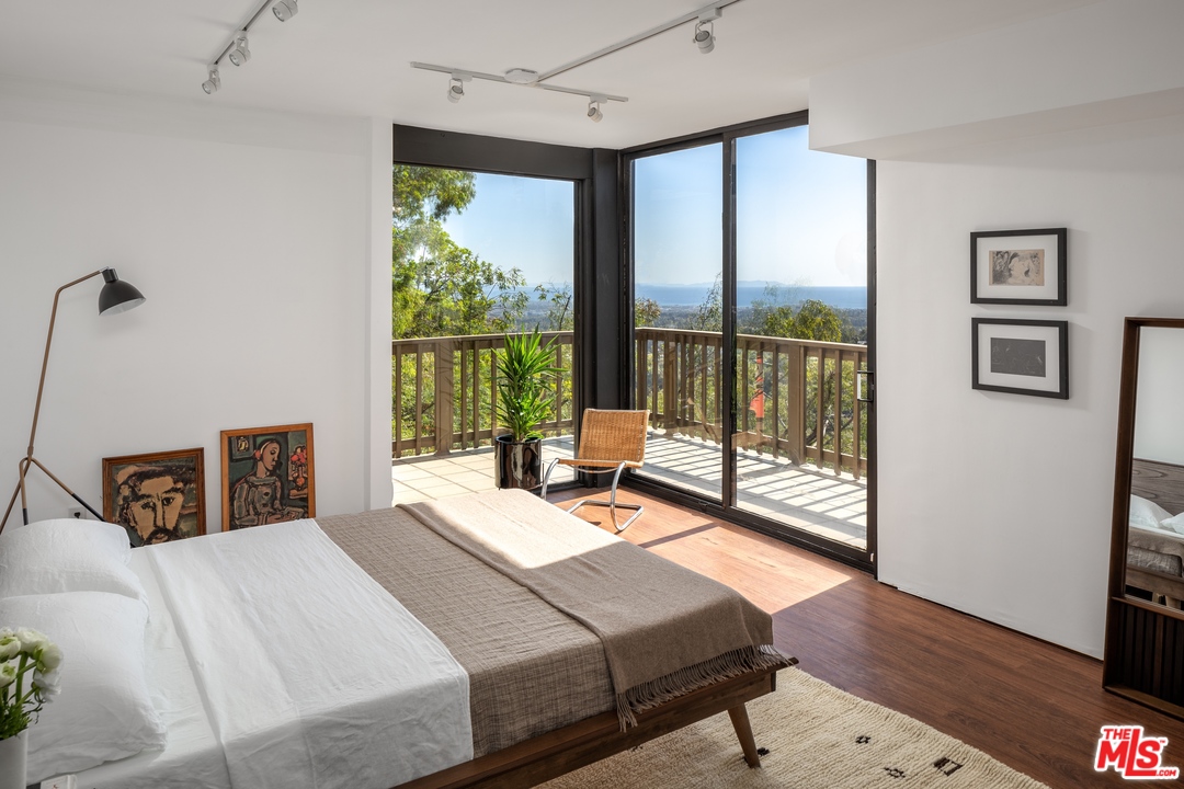1249 North Tigertail Road Los Angeles, CA 90049 - Photo 16 of 26 Gallery Image 16