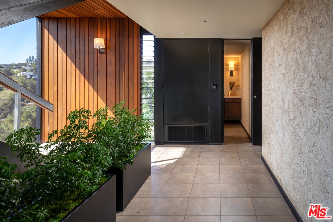 1249 North Tigertail Road Los Angeles, CA 90049 - Photo 9 of 26 Gallery Image 9