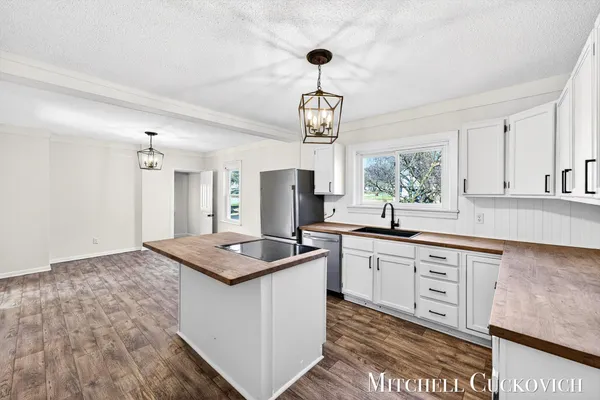 $219,900 | 832 East Michigan Avenue, Marshall, MI 49068