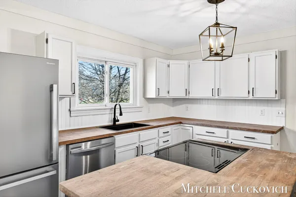 $219,900 | 832 East Michigan Avenue, Marshall, MI 49068