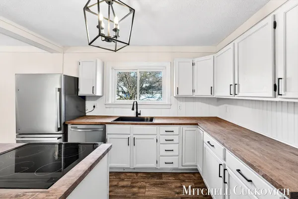 $219,900 | 832 East Michigan Avenue, Marshall, MI 49068