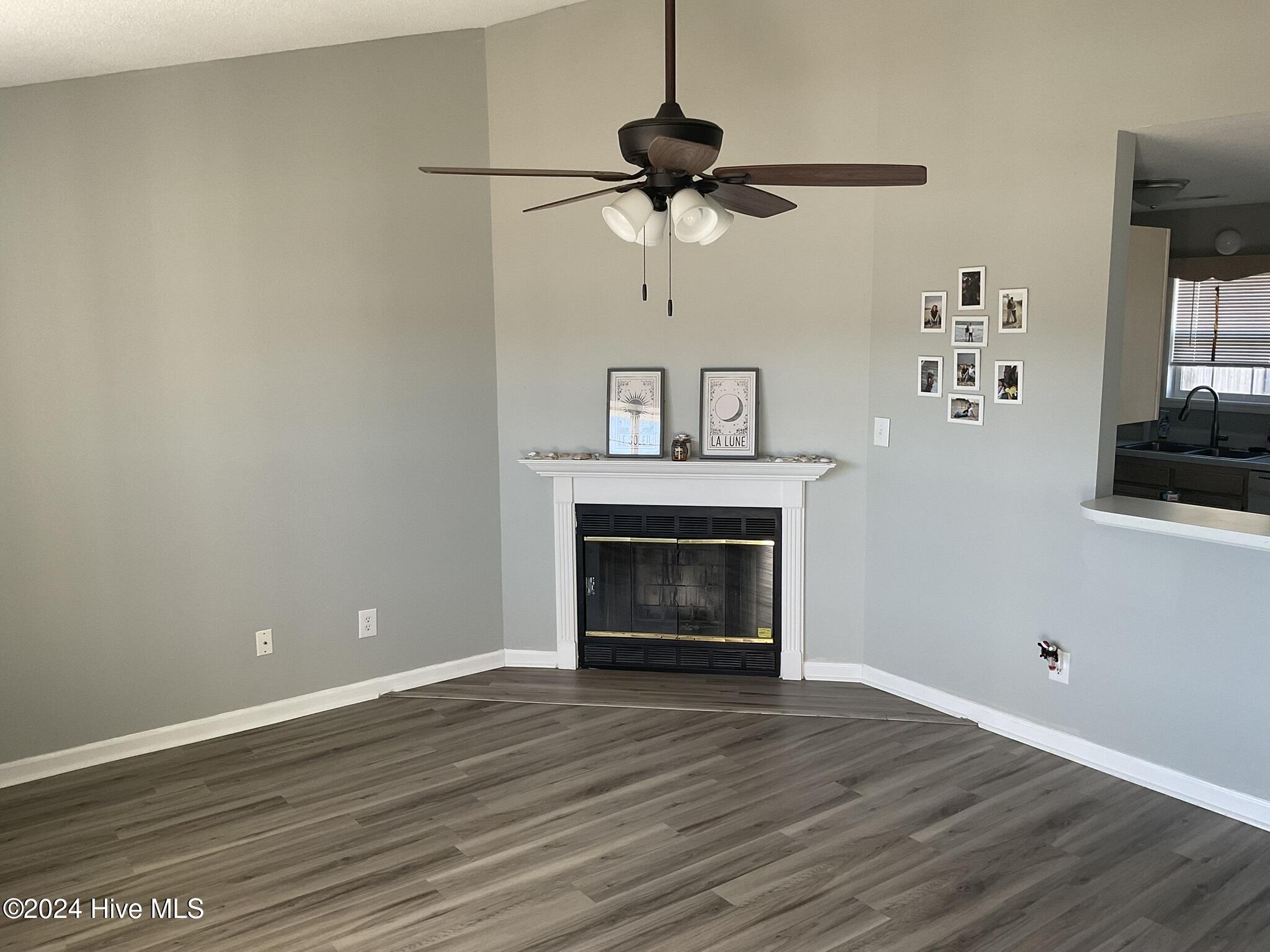 511 Amber Avenue Hubert, NC 28539 - Photo 2 of 16 Living room