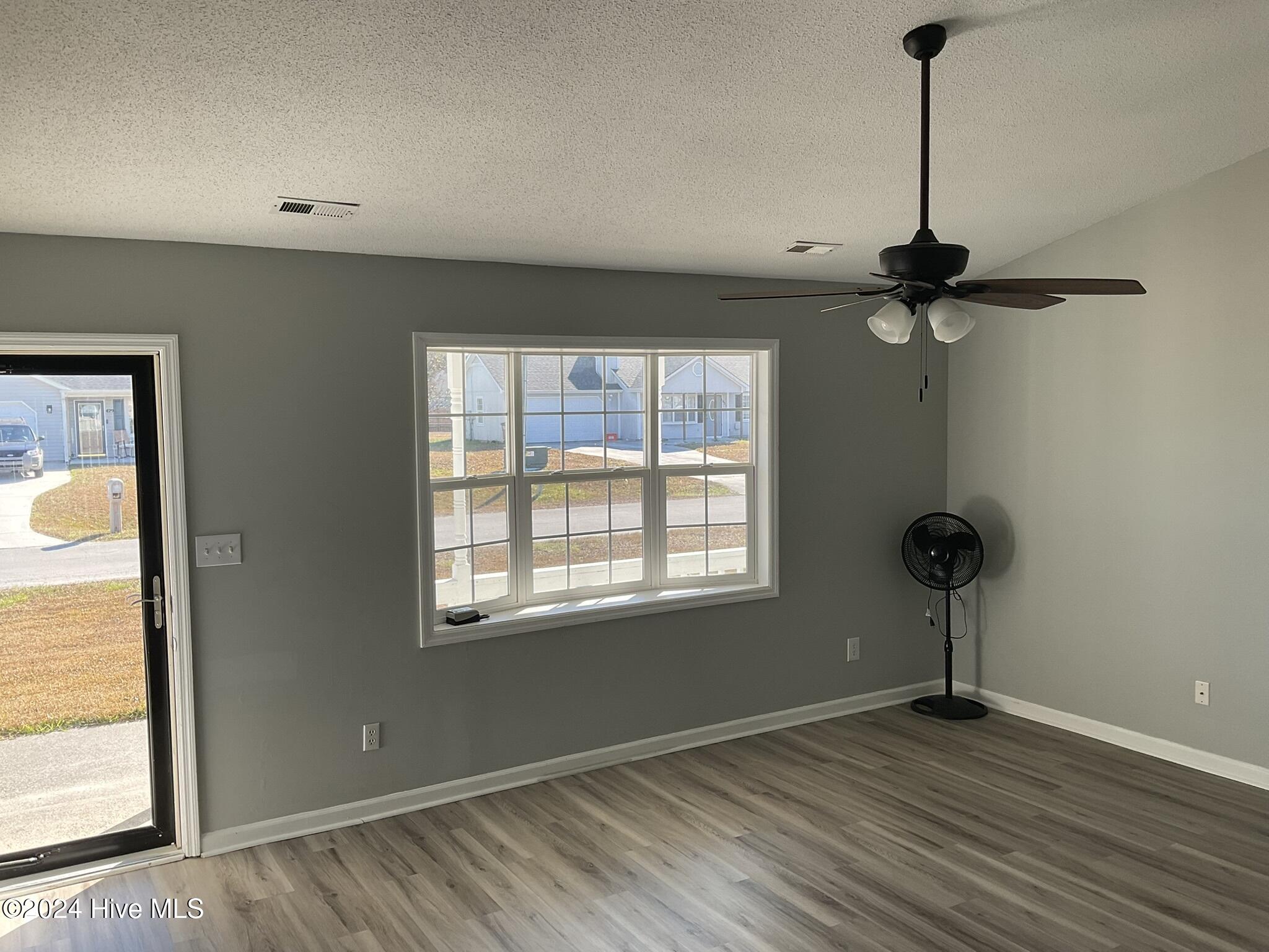 511 Amber Avenue Hubert, NC 28539 - Photo 3 of 16 Living room 2