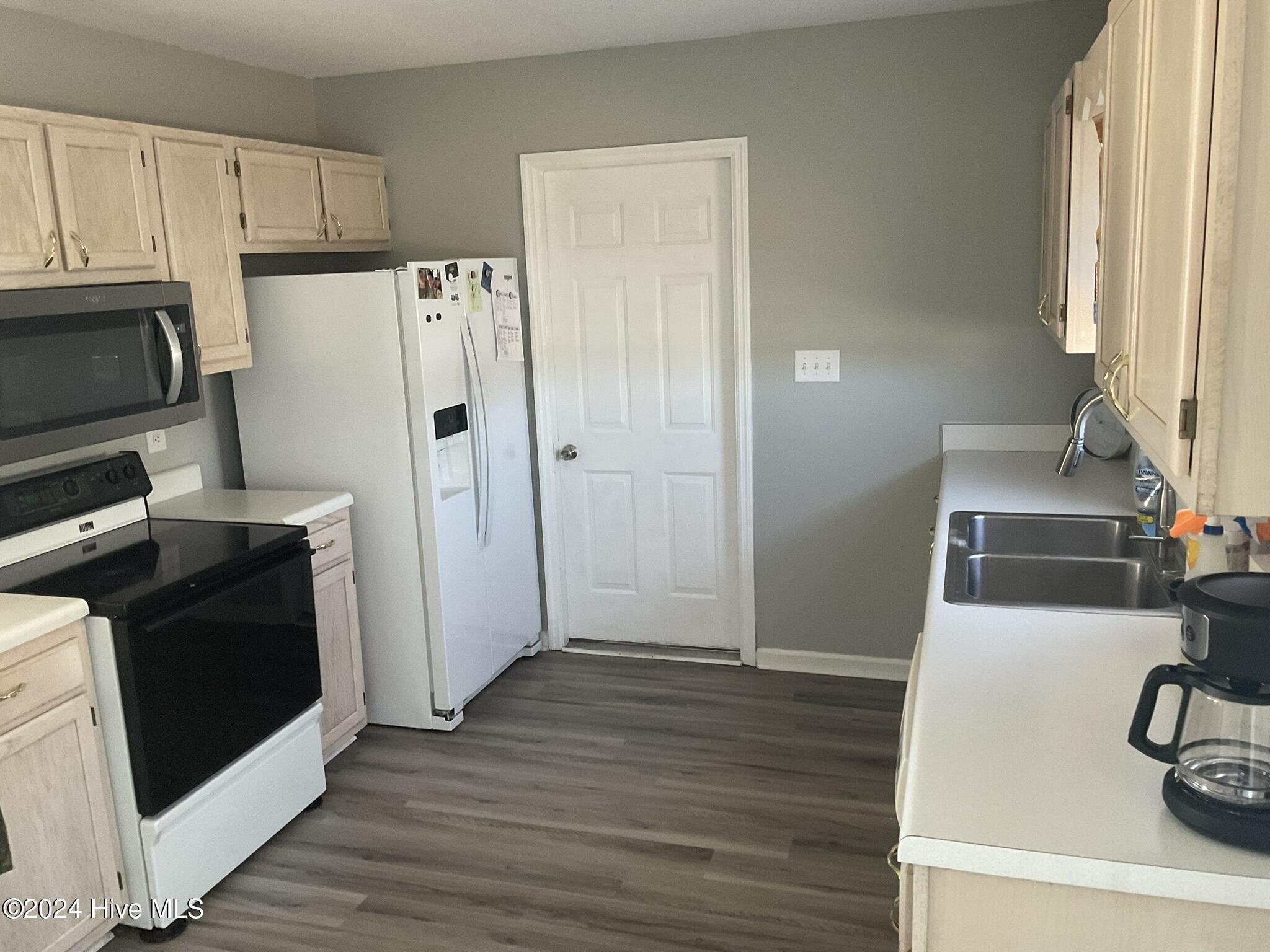 511 Amber Avenue Hubert, NC 28539 - Photo 4 of 16 Kitchen
