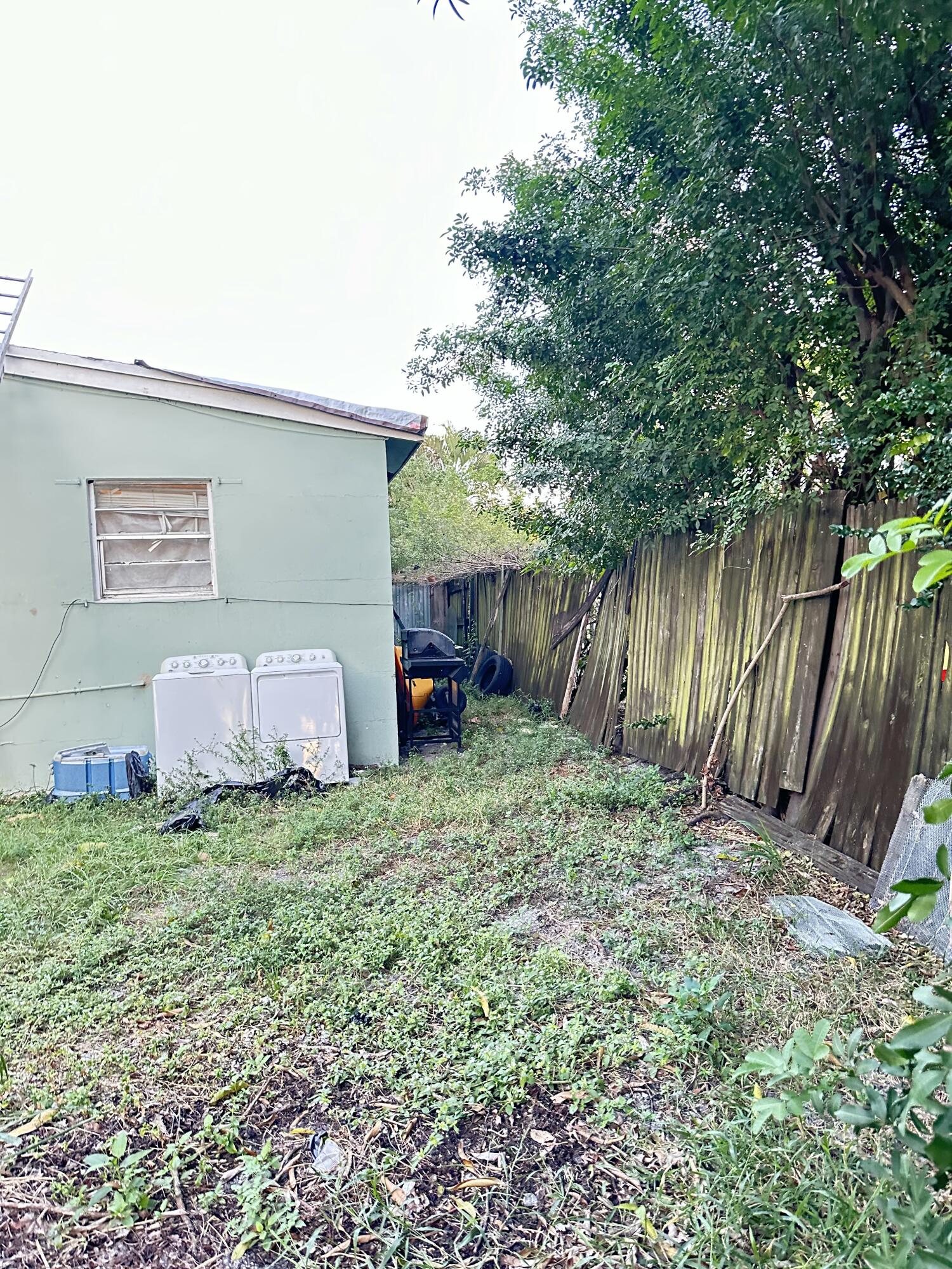 116 Southwest 11th Avenue Delray Beach, FL 33444 - Photo 6 of 10 a backyard of a house with table and chairs