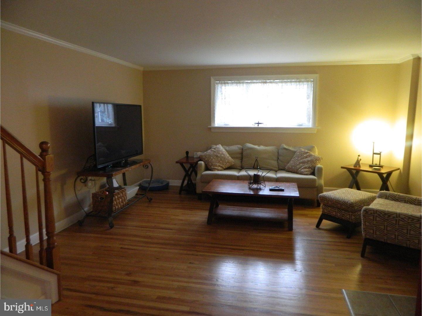 105 Ridgefield Road Philadelphia, PA 19154 - Photo 5 of 24 Living Room