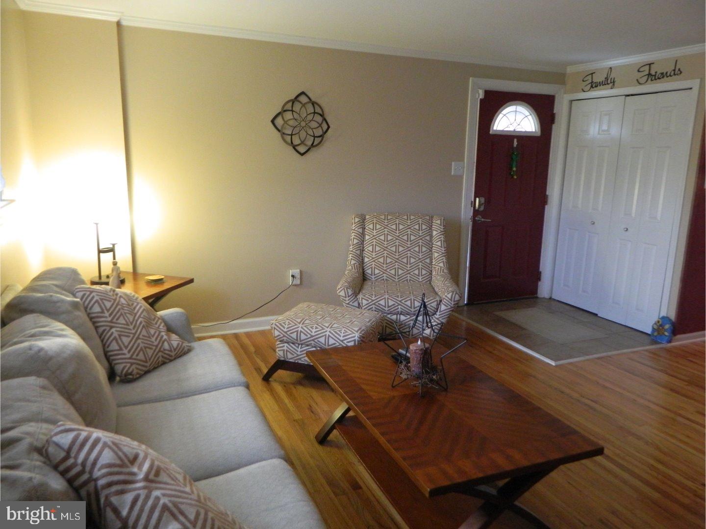 105 Ridgefield Road Philadelphia, PA 19154 - Photo 6 of 24 Living Room