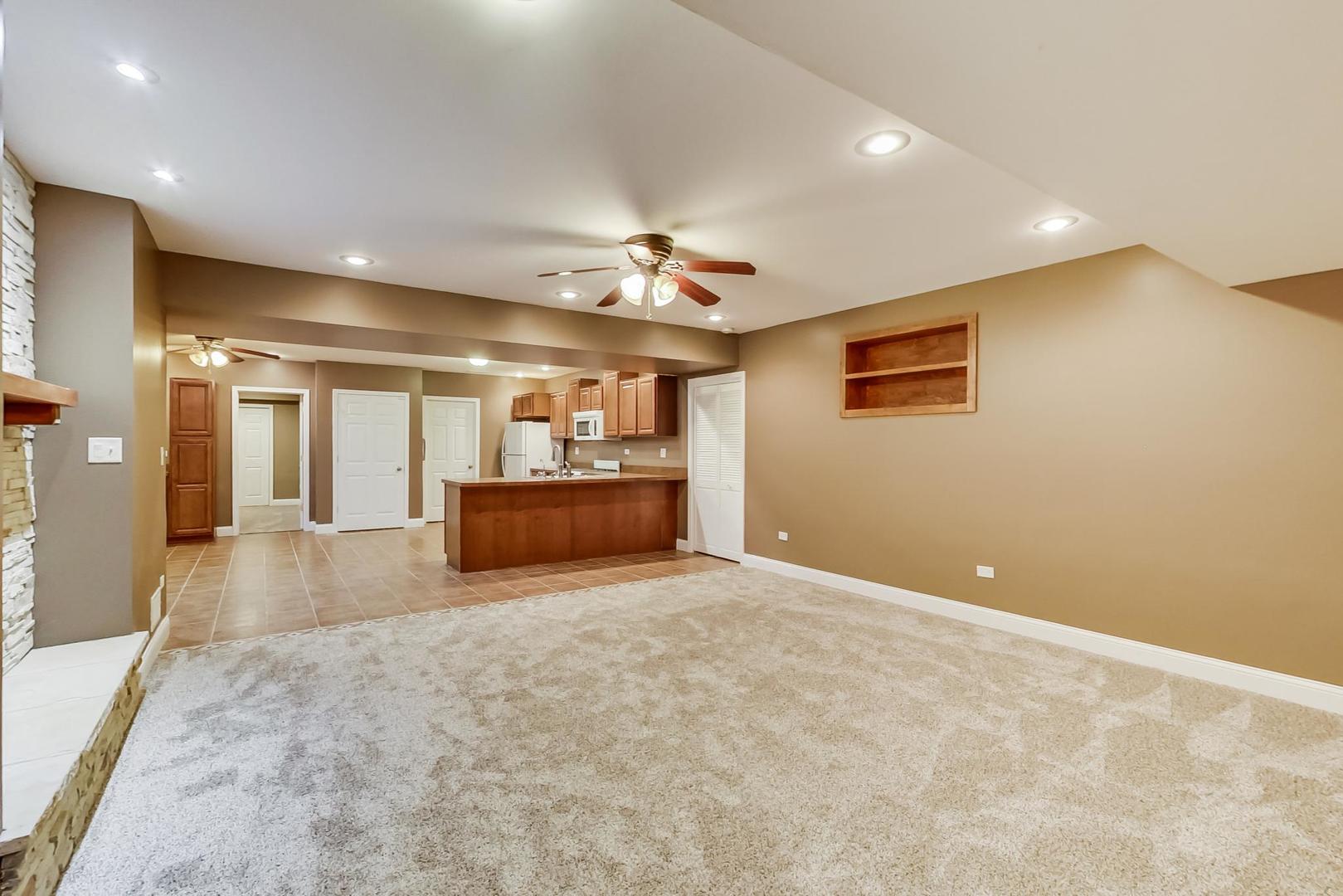 8901 Maple Avenue Burr Ridge, IL 60527 - Photo 38 of 68 a view of a livingroom with a ceiling fan