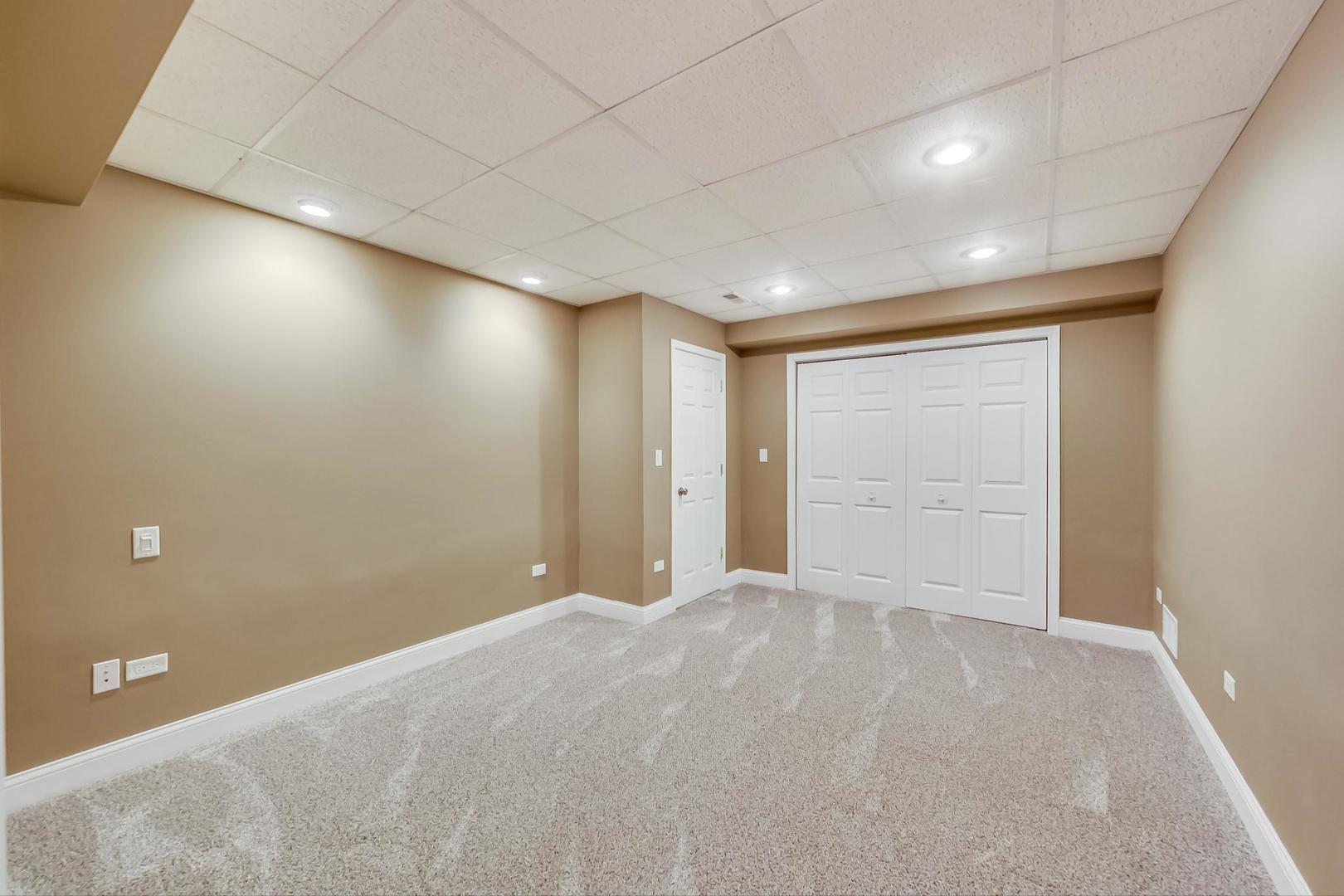 8901 Maple Avenue Burr Ridge, IL 60527 - Photo 46 of 68 a view of an empty room