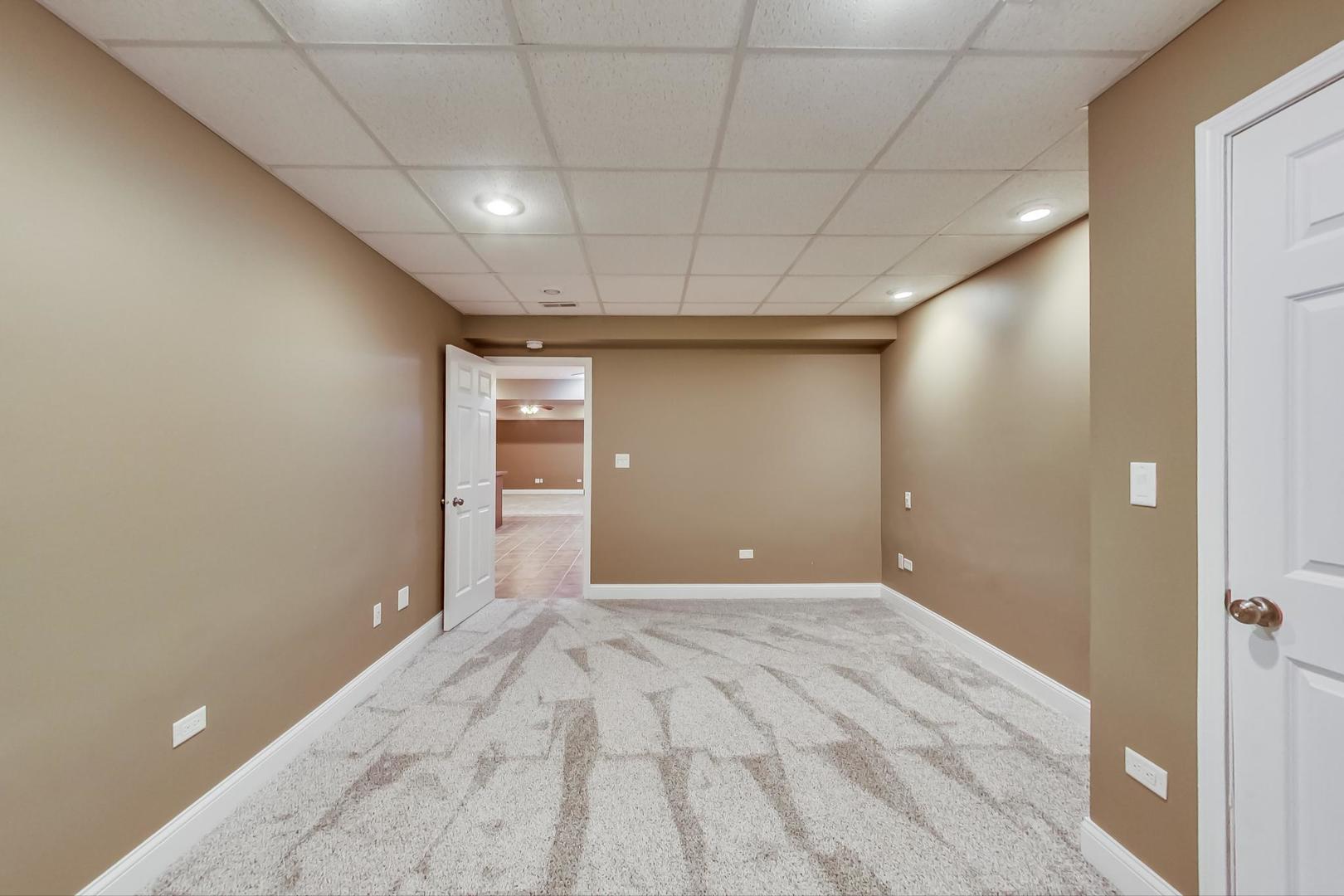 8901 Maple Avenue Burr Ridge, IL 60527 - Photo 47 of 68 a view of an empty room