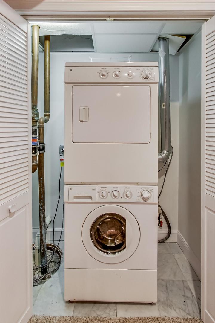8901 Maple Avenue Burr Ridge, IL 60527 - Photo 51 of 68 a utility room with dryer and washer