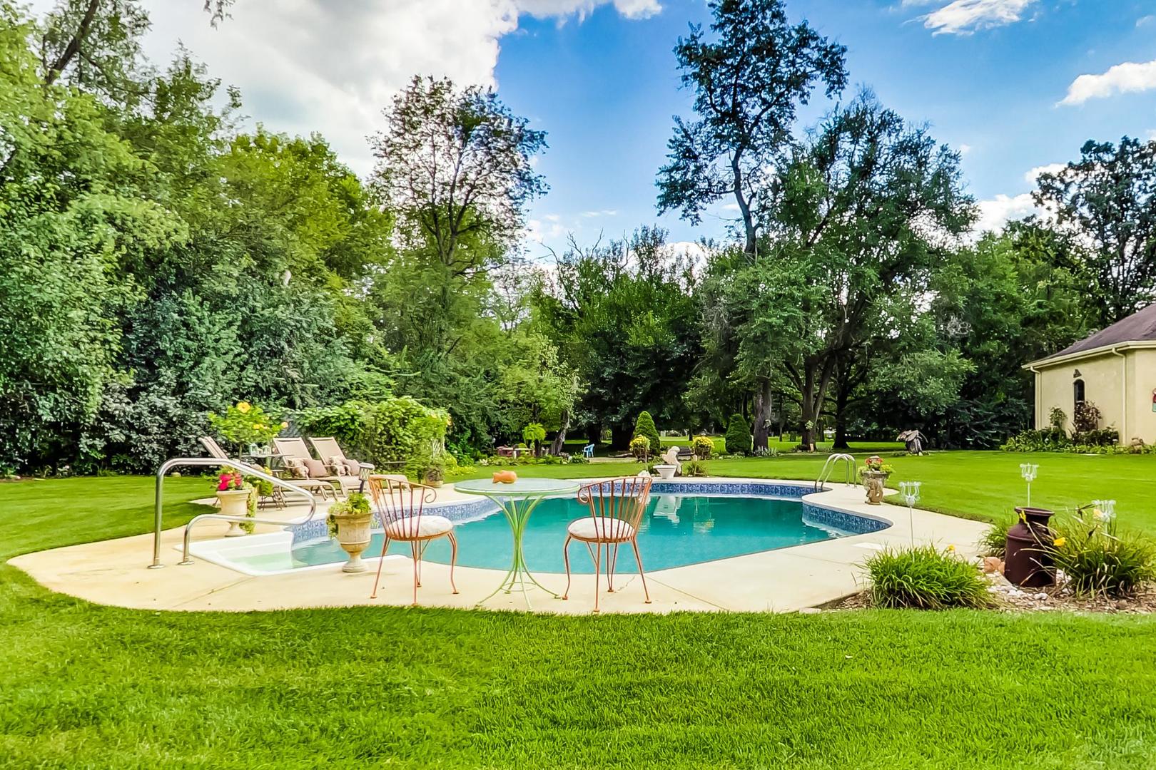 8901 Maple Avenue Burr Ridge, IL 60527 - Photo 59 of 68 a view of a swimming pool with a table and chairs