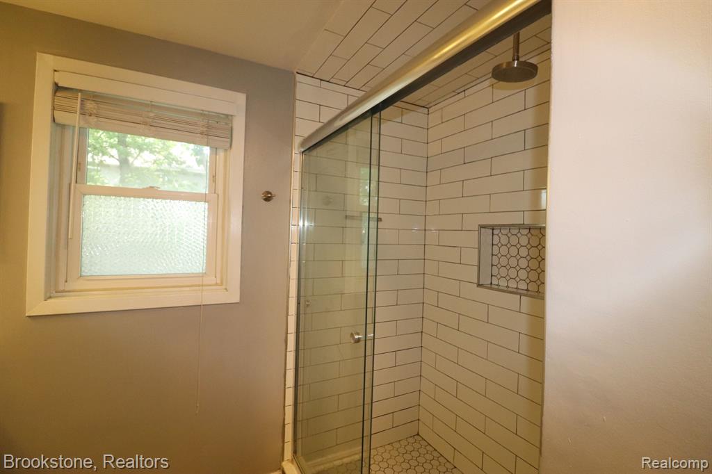 21800 Middlebelt Road Farmington, MI 48336 - Photo 11 of 24
