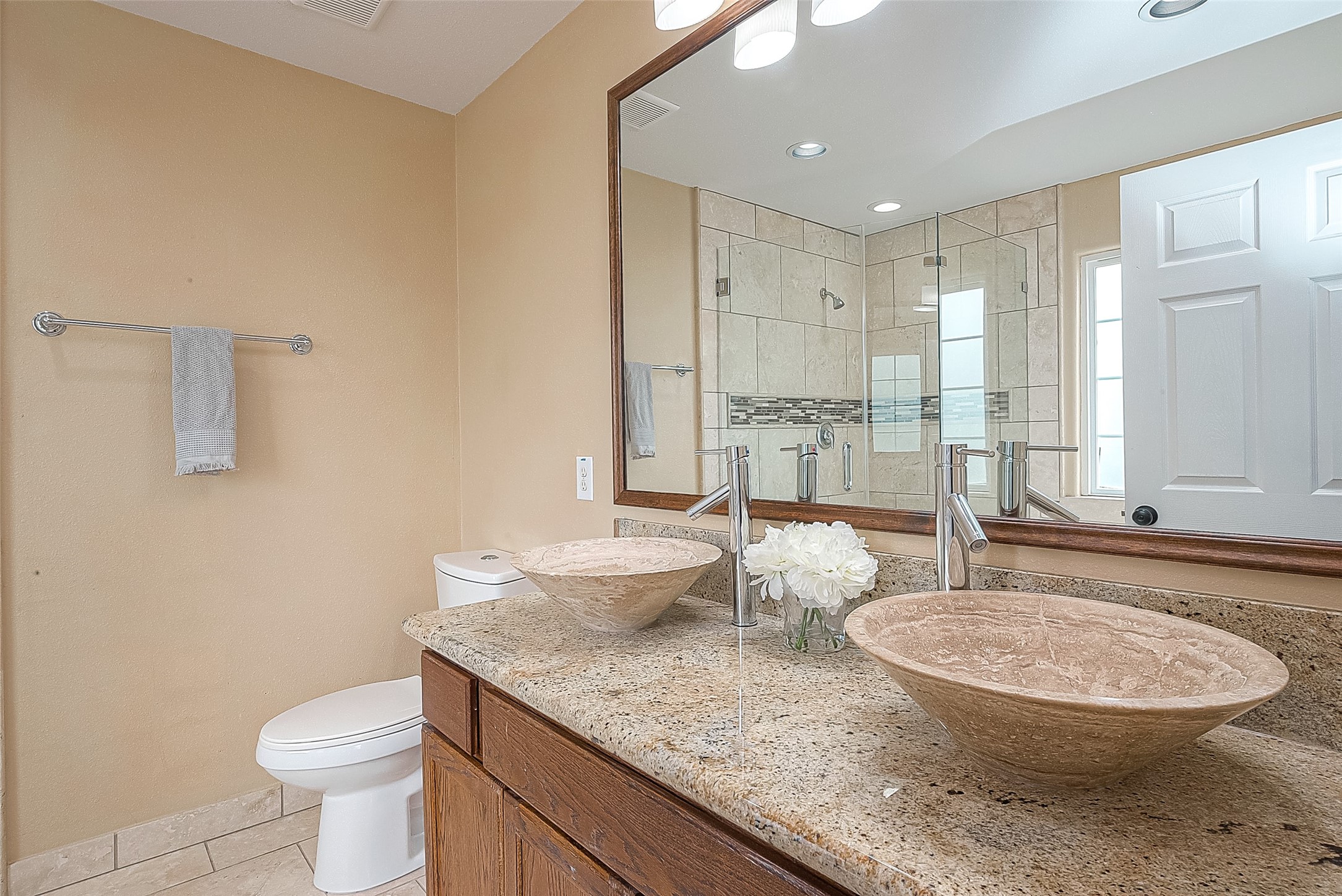 6703 Winton Street Houston, TX 77021 - Photo 42 of 49 En suite bath with double sinks