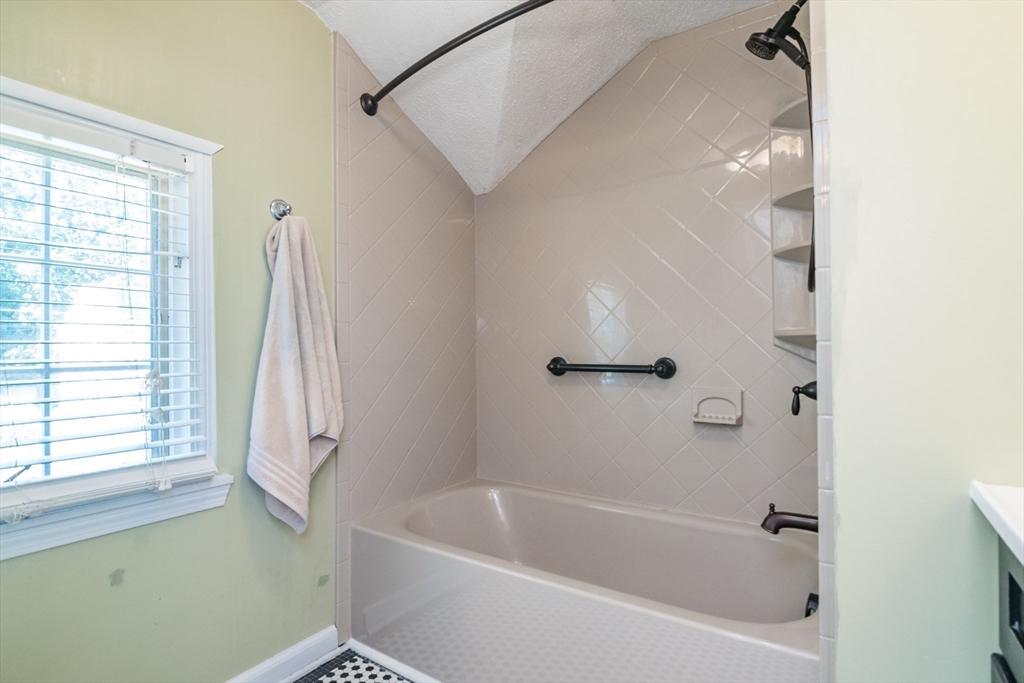 115 Abbott Street Springfield, MA 01118 - Photo 15 of 24